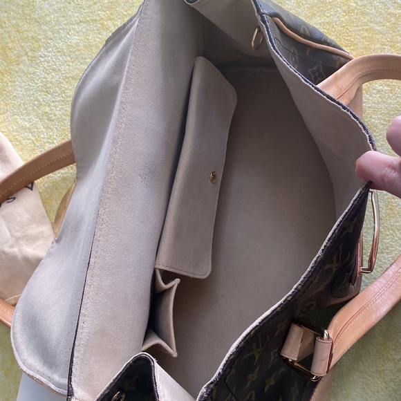 Louis Vuitton. Beverly Handbag GM - Picture 9 of 16